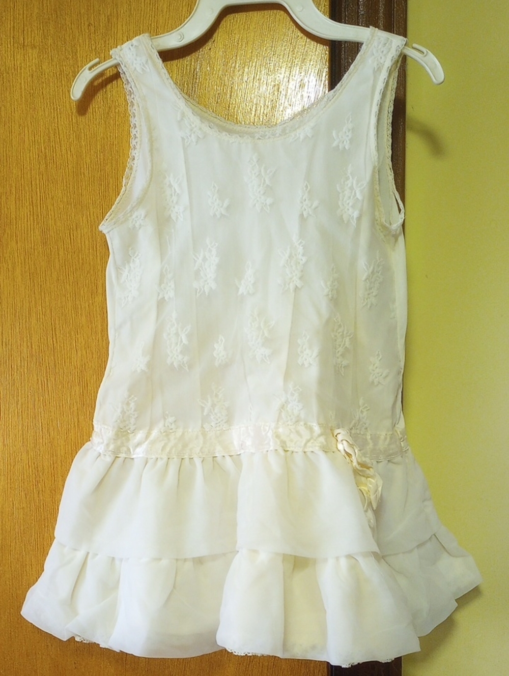 Her Majesty Classic Creamy White Vtg Nylon Slip w/ Floral Lace & Ribbon, Size 5